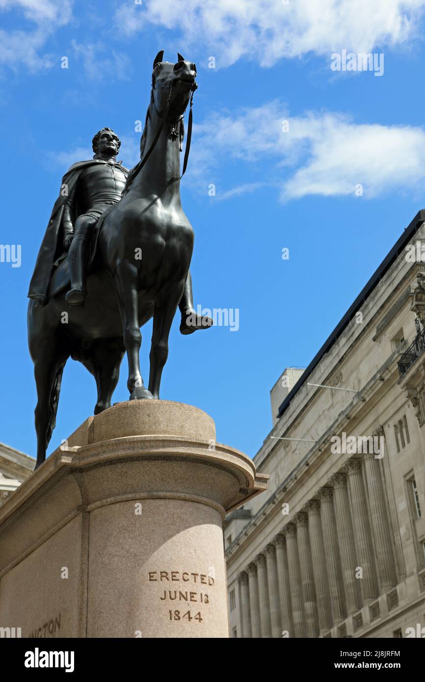 Equestrian statue of the 1st Duke of Wellington next to the Royal Exchange in London Stock Photo