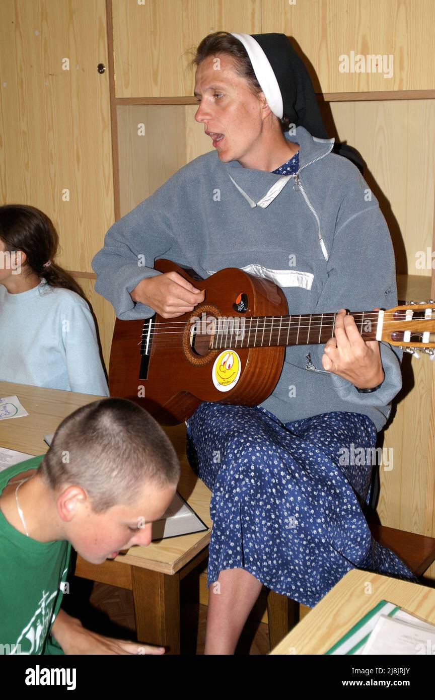 Jastrzębia Góra, Pomorze Gdańskie, Poland, Polen Polska; nun plays guitar and sings; Nonne spielt Gitarre und singt; zakonnica gra na gitarze i śpiewa Stock Photo