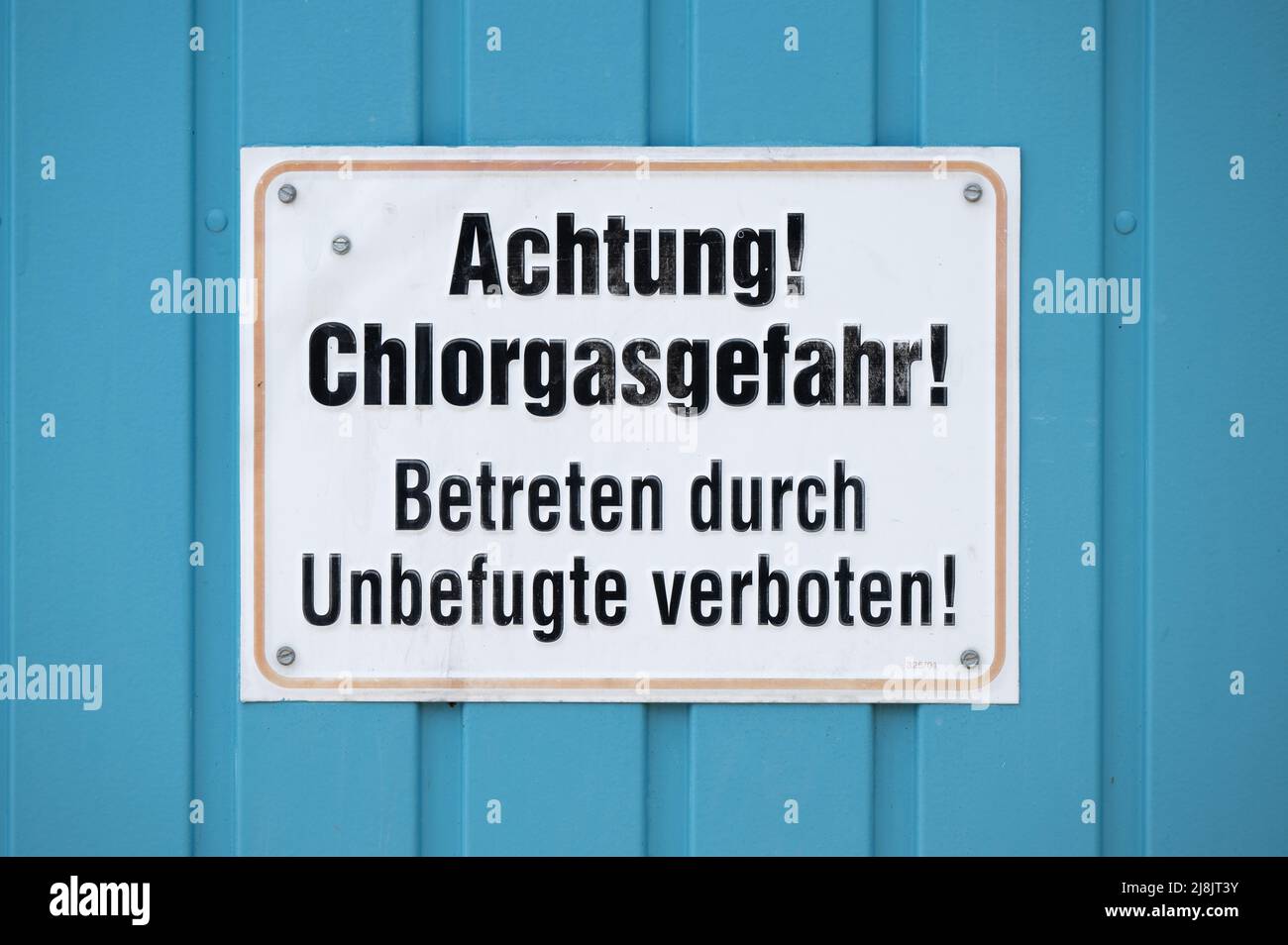 Freital, Germany. 10th May, 2022. A sign with the inscription 'Attention chlorine gas' hangs in the outdoor pool Zacke. Credit: Sebastian Kahnert/dpa/Alamy Live News Stock Photo