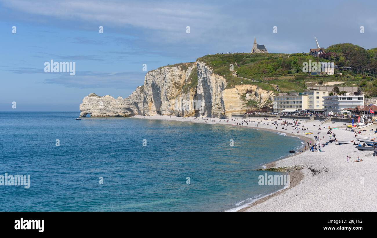 Panoramic view of the pebble beach and the white chalk cliffs of ...