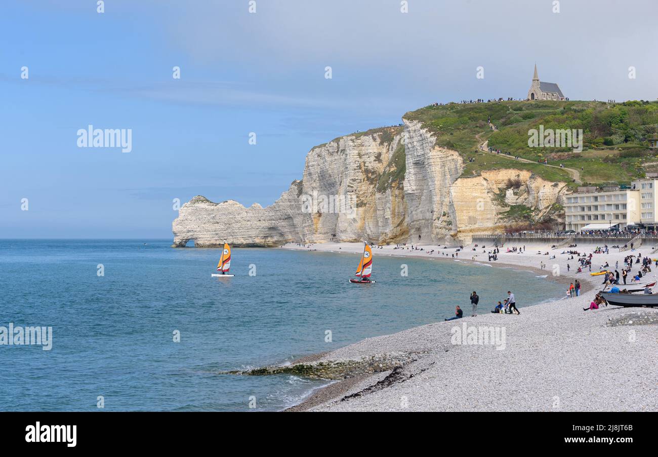 Panoramic view of the pebble beach and the white chalk cliffs of Etretat in Normandy (France). Stock Photo