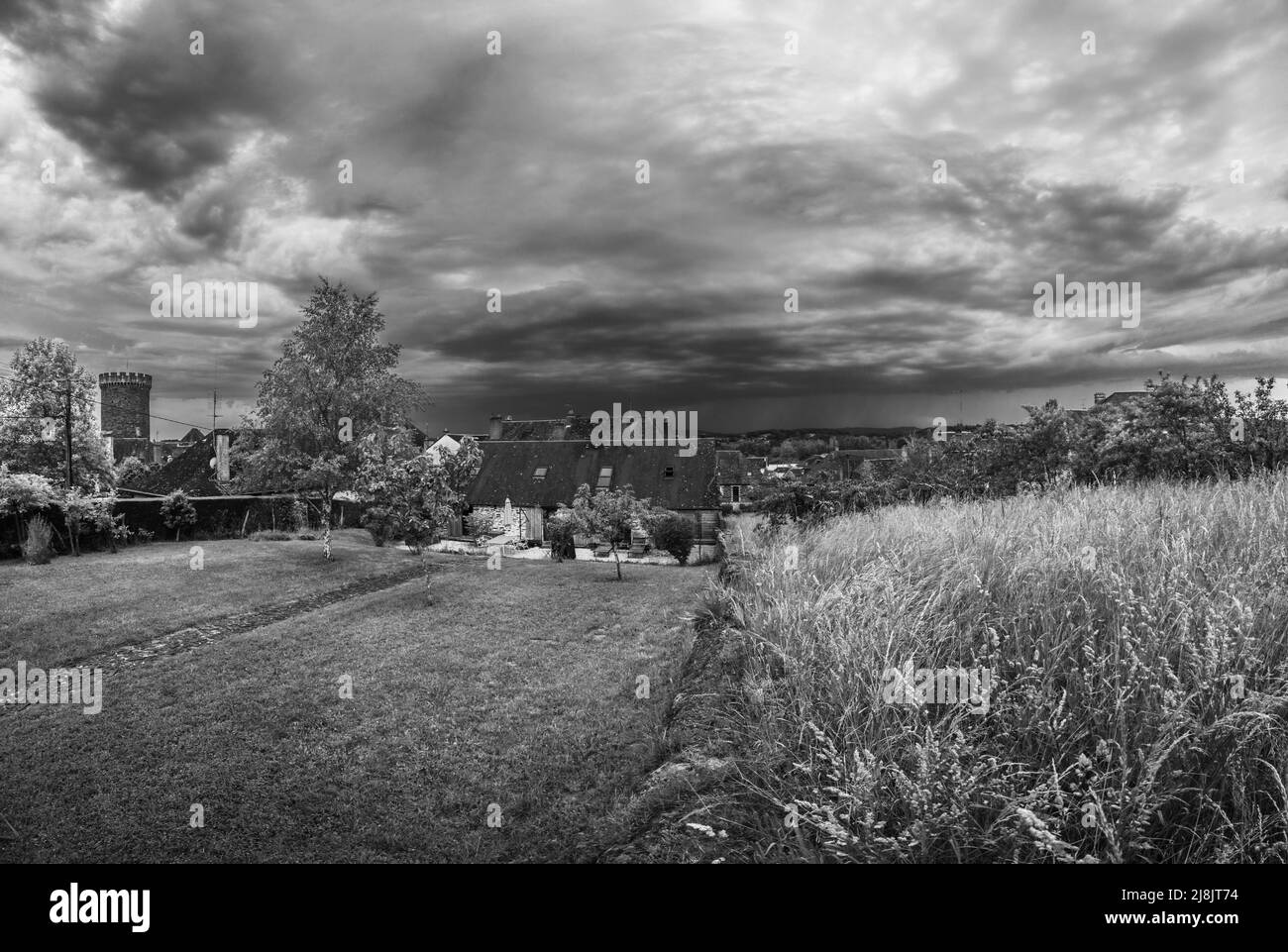 Ciel d'orage sur la cité ardoisière Stock Photo