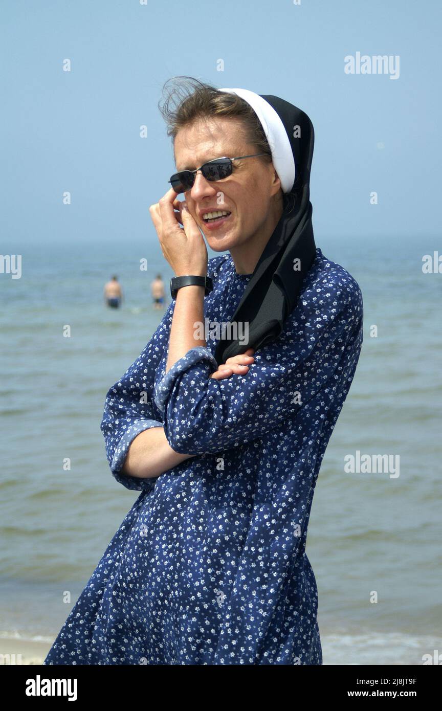 Łeba, Pomorze Gdańskie, Poland, Polen Polska; A nun in a habit and a veil on the beach, Eine Nonne in Habit und Schleier am Strand, Zakonnica na plaży Stock Photo