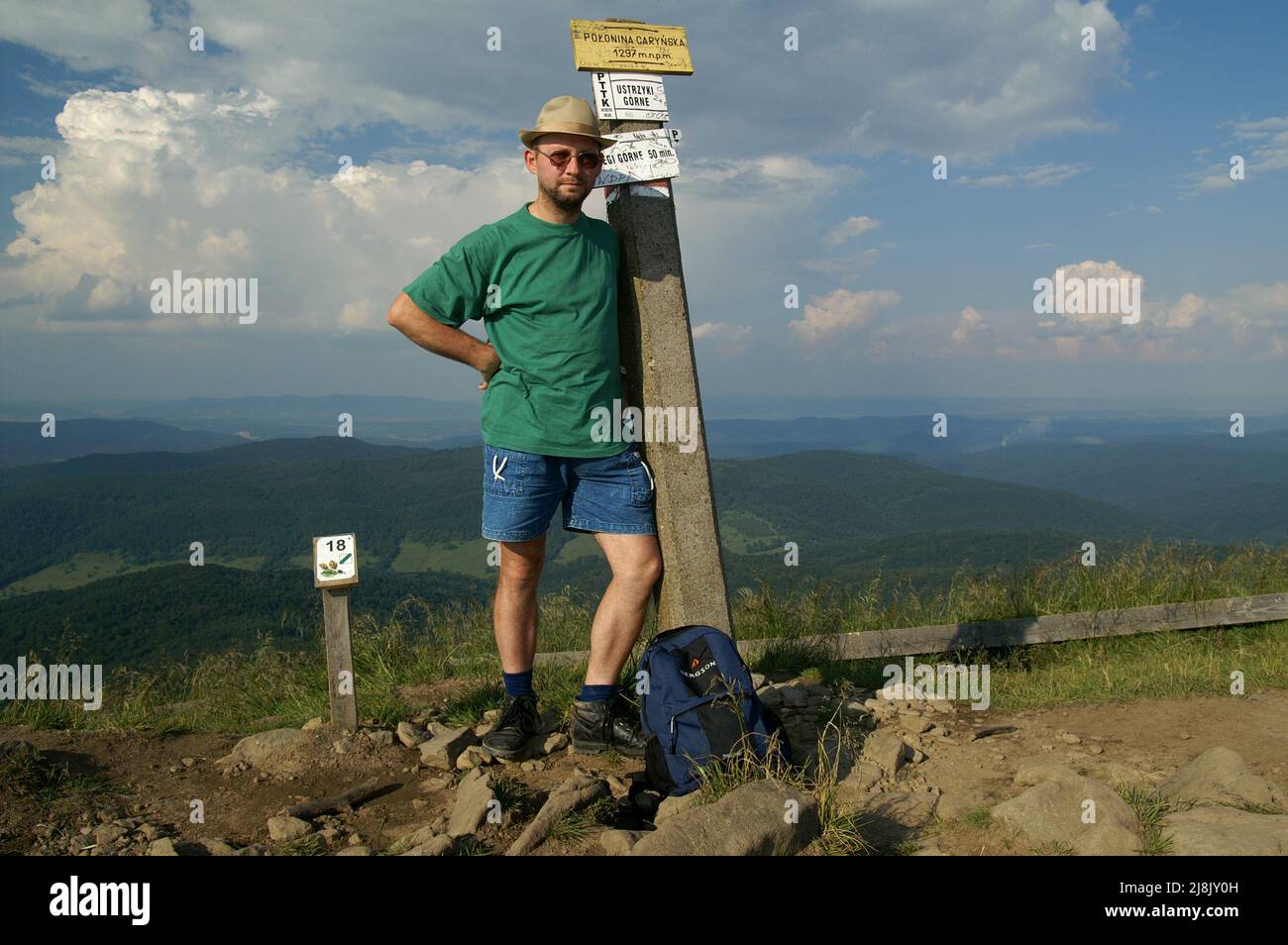 Połonina Caryńska, Bieszczady, Poland, Polen, Polska; Hiker wanderer in the mountains on the trail. Wanderer in den Bergen auf der Spur. Turysta góry Stock Photo