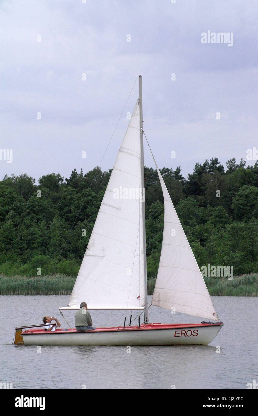 Górsko, Wielkopolska, Großpolen, Greater Poland, Polen, Polska, A small sailboat on Lake Górskie. Ein kleines Segelboot auf dem See; żaglówka żeglować Stock Photo