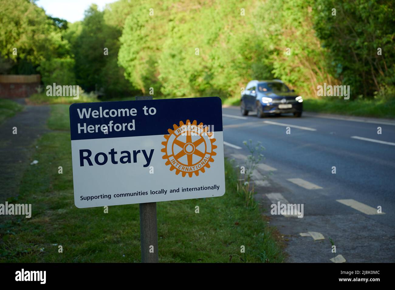 hereforduk - 14 may 2022: welcome to hereford sign from rotary club with blurred out car passing on road Stock Photo