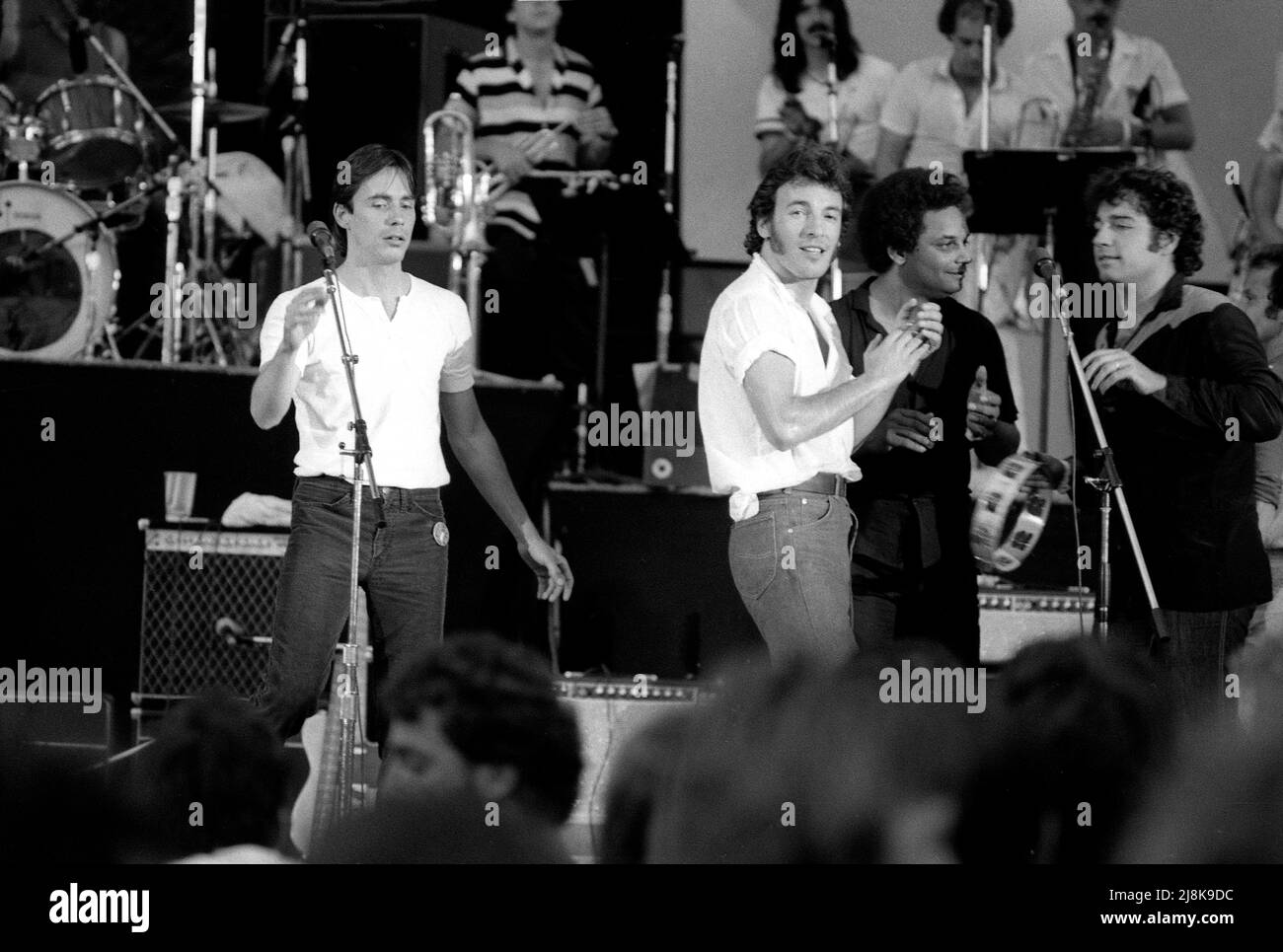 Jackson Browne singing, backed by Bruce Springsteen and Gary U.S. Bonds, No Nukes, concert, Hollywood Bowl, 1981 Stock Photo
