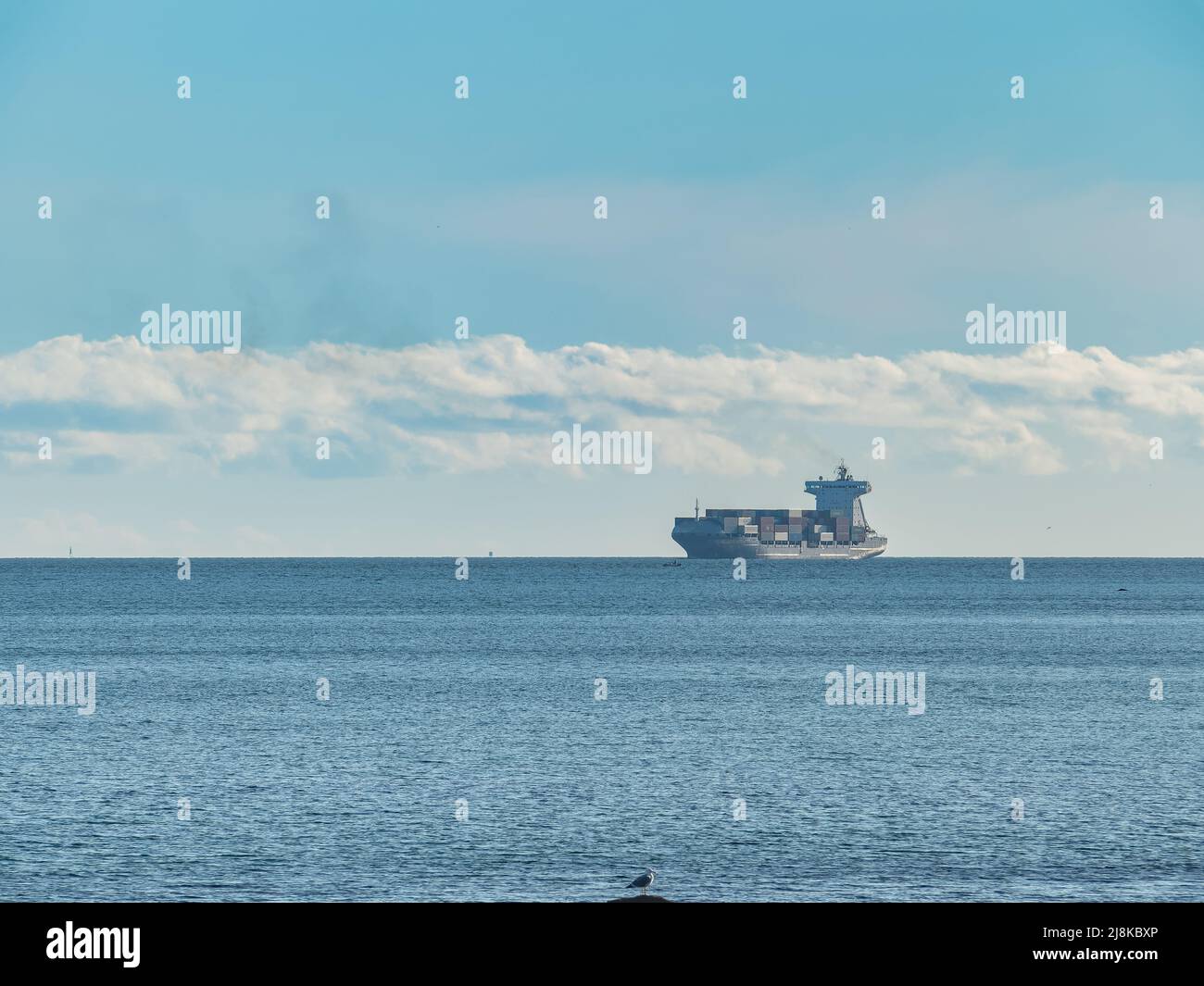 Container ship on horizon hi-res stock photography and images - Alamy