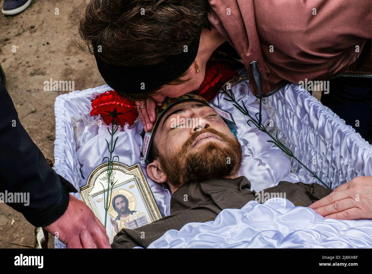 Balabyne, Ukraine. 13th May, 2022. (EDITORS NOTE: Image depicts death).A close friend is kissing the forehead of Sergey Titov, sergeant of the National Guard of Ukraine, killed by Russian shelling in Orikhiv. Russia invaded Ukraine on 24 February 2022, triggering the largest military attack in Europe since World War II. (Credit Image: © Rick Mave/SOPA Images via ZUMA Press Wire) Stock Photo