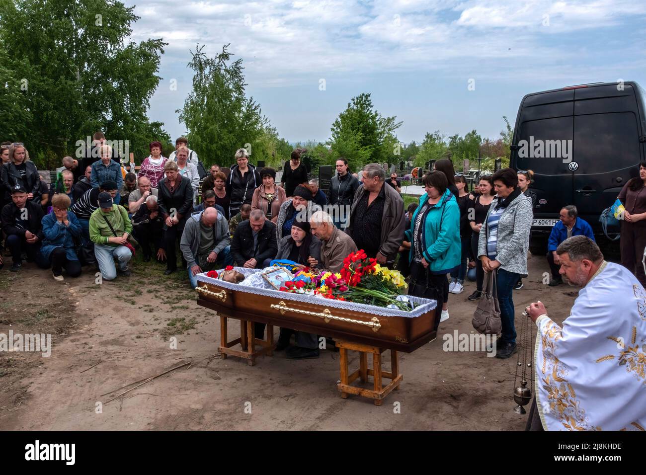 Balabyne, Ukraine. 13th May, 2022. (EDITORS NOTE: Image depicts death).The family of Sergey Titov, sergeant of the National Guard of Ukraine, killed by Russian shelling in Orikhiv, prays for him at the Balabyne cemetery, Zaporizhia region. Russia invaded Ukraine on 24 February 2022, triggering the largest military attack in Europe since World War II. (Credit Image: © Rick Mave/SOPA Images via ZUMA Press Wire) Stock Photo