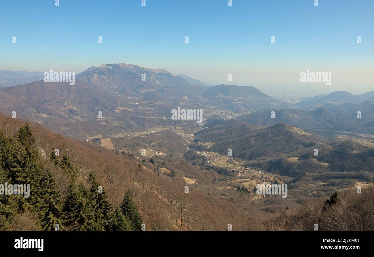 view from the top of the valley and the mountains and at the bottom you can see the horizontal line of smog and pollution that rises from the urbanize Stock Photo