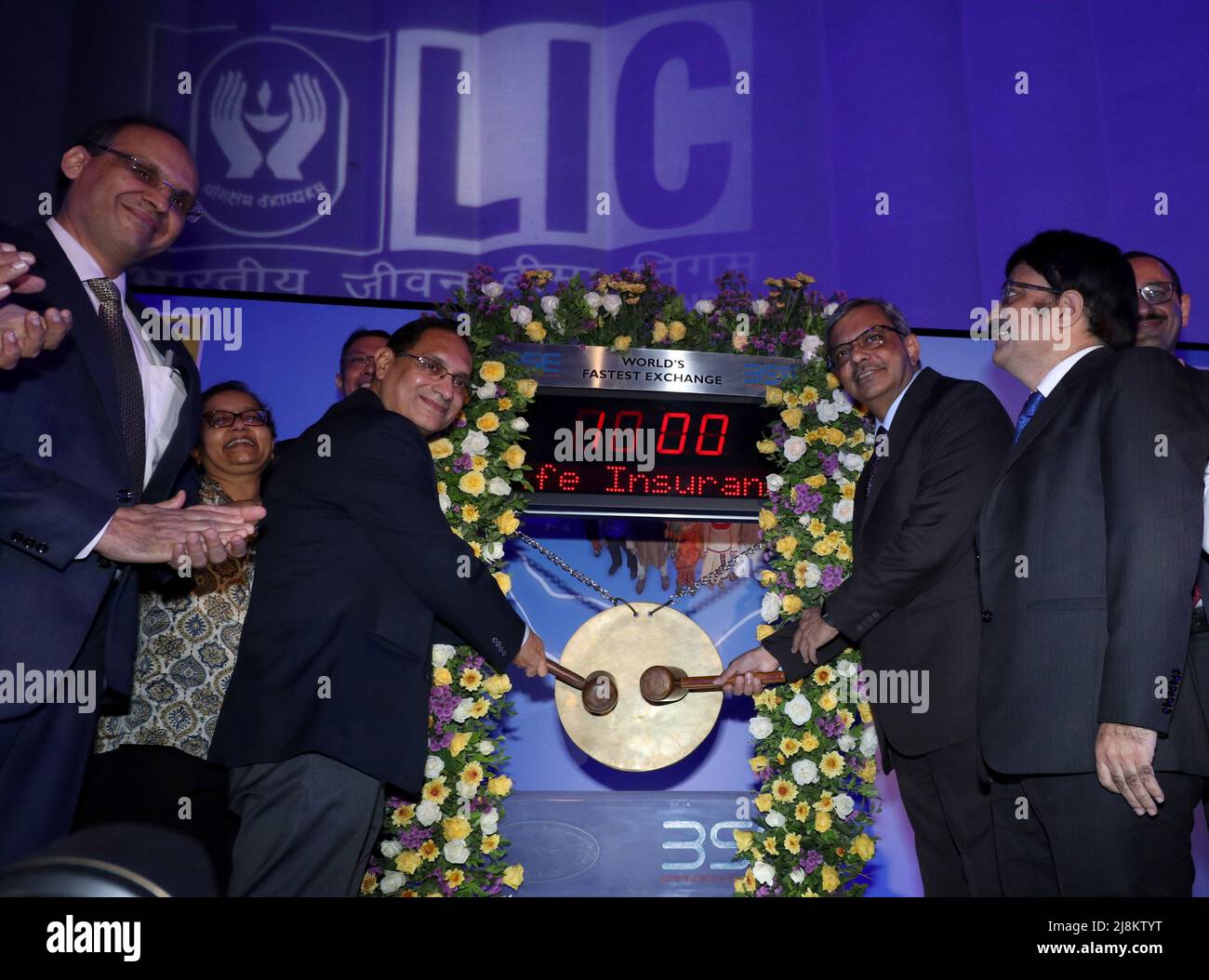 Life Insurance Corporation of India (LIC) Chairperson Mangalam Ramasubramanian Kumar and Tuhin Kanta Pandey, Secretary Department of Investment and Public Asset Management (DIPAM), hit the ceremonial gong during the company's IPO listing ceremony at the Bombay Stock Exchange (BSE) in Mumbai, India, May 17, 2022. REUTERS/Niharika Kulkarni Stock Photo