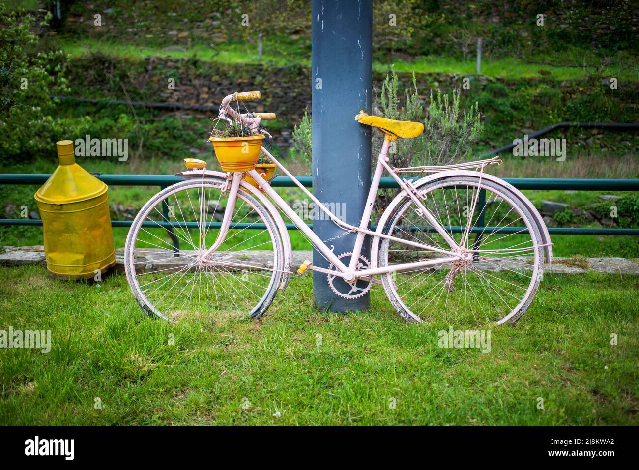 Bicycle on wall apartment hi-res stock photography and images - Alamy