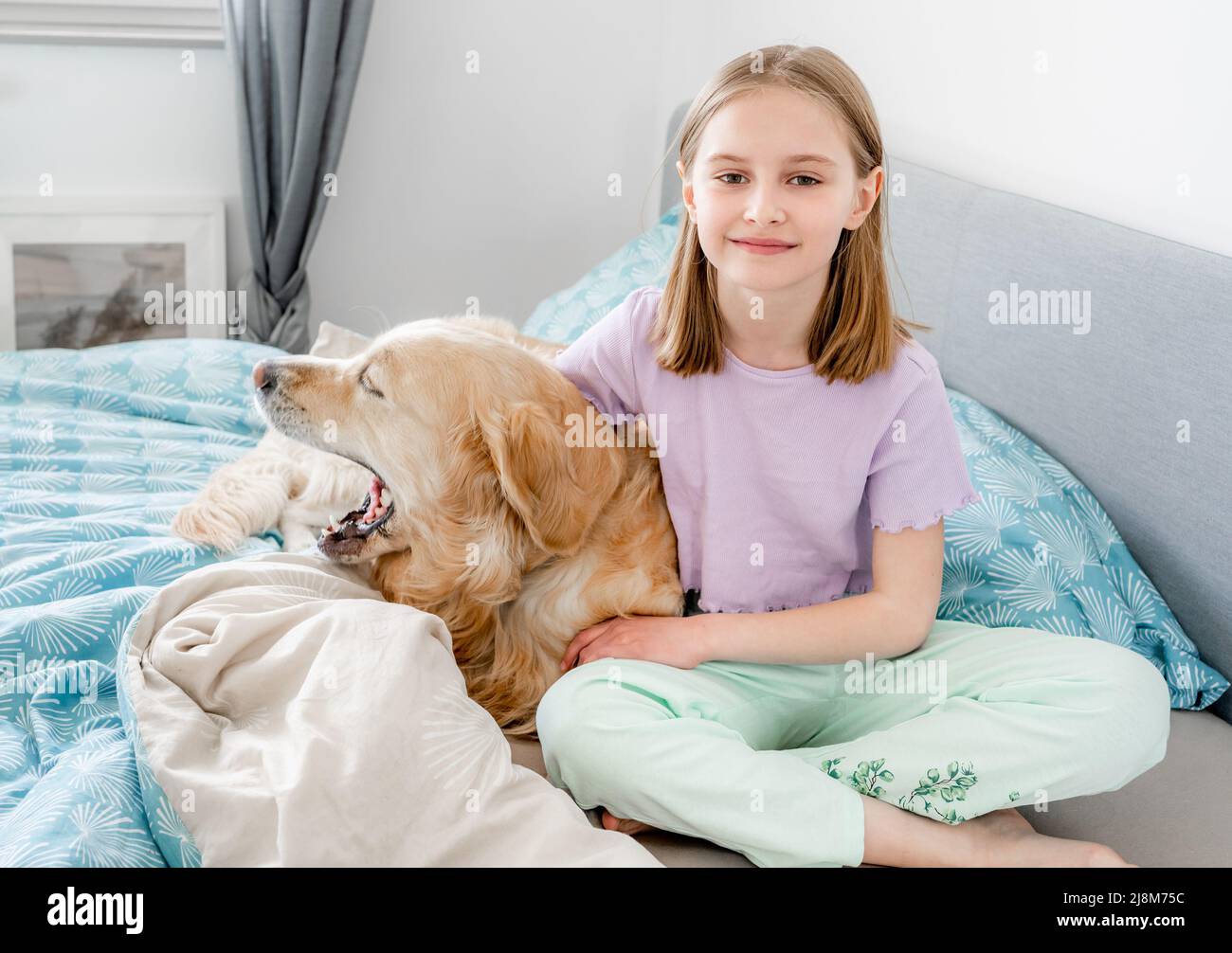 Little girl with golden retriever dog Stock Photo - Alamy