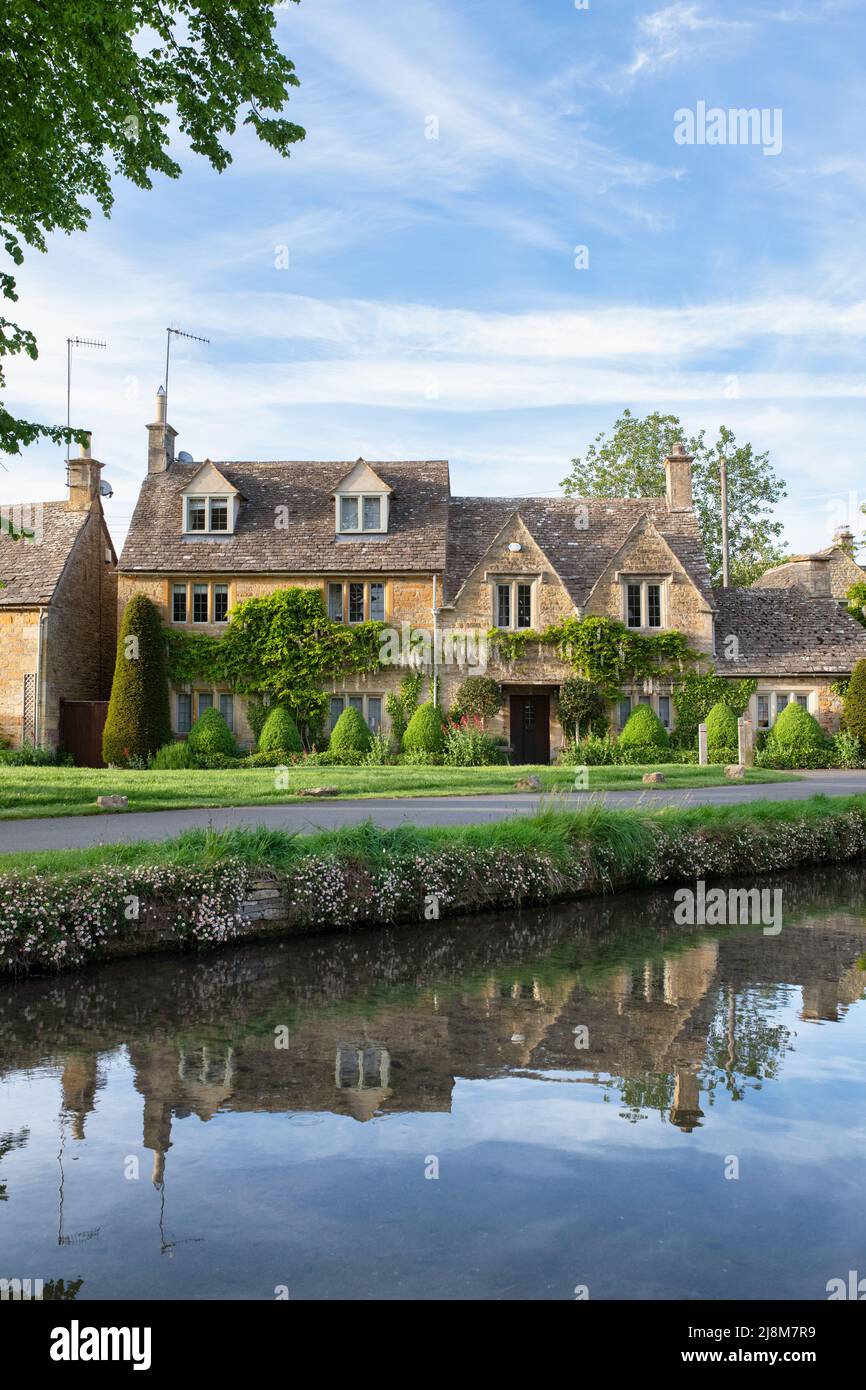 Lower Slaughter cottage in evening spring sunshine. Lower Slaughter, Cotswolds, Gloucestershire, England Stock Photo