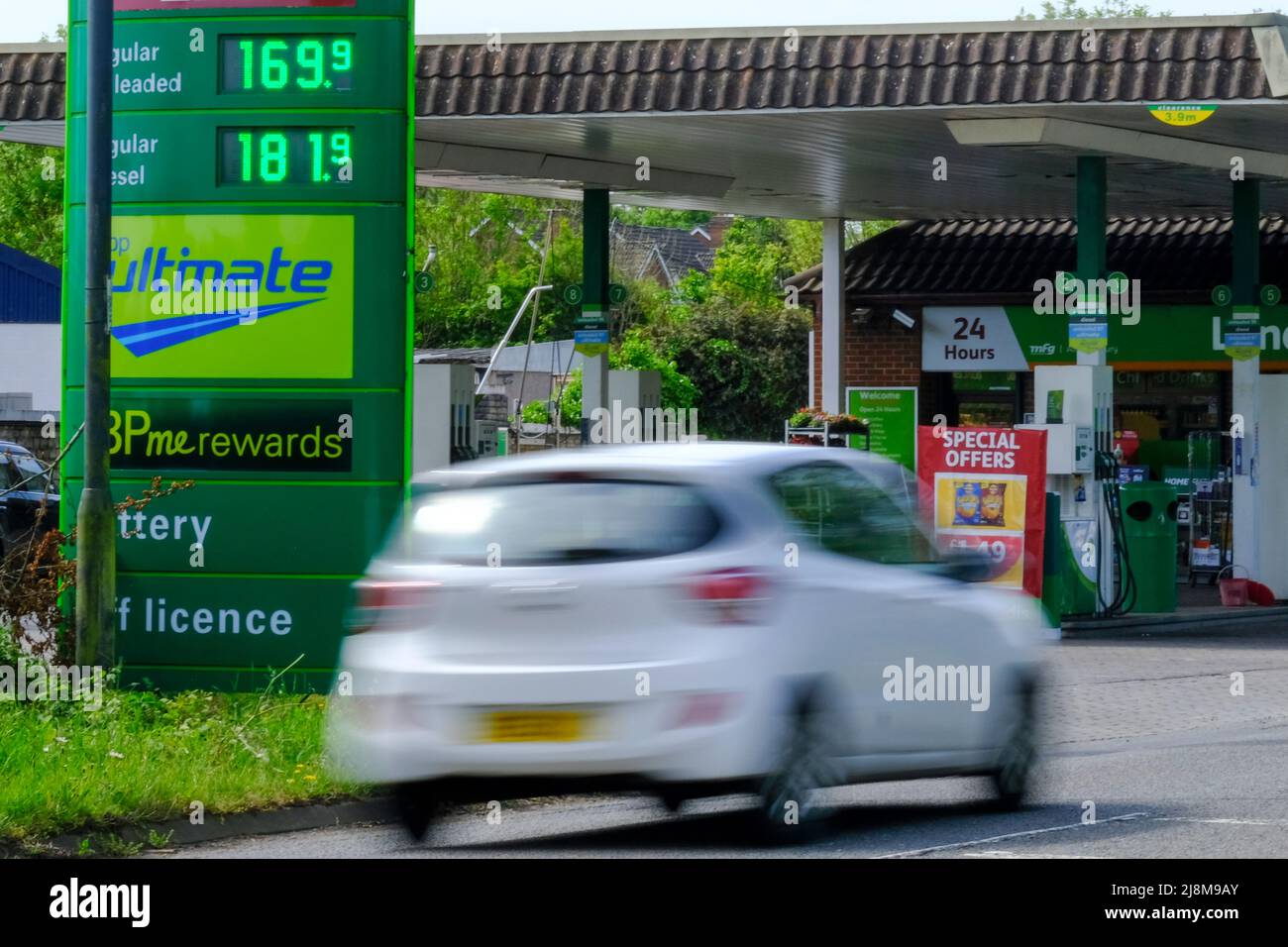 Almondsbury, UK. 17th May, 2022. Petrol and Diesel prices continue to drive up the cost of living. Pictured is the BP and Londis Almondsbury service station on the A38. Credit: JMF News/Alamy Live News Stock Photo