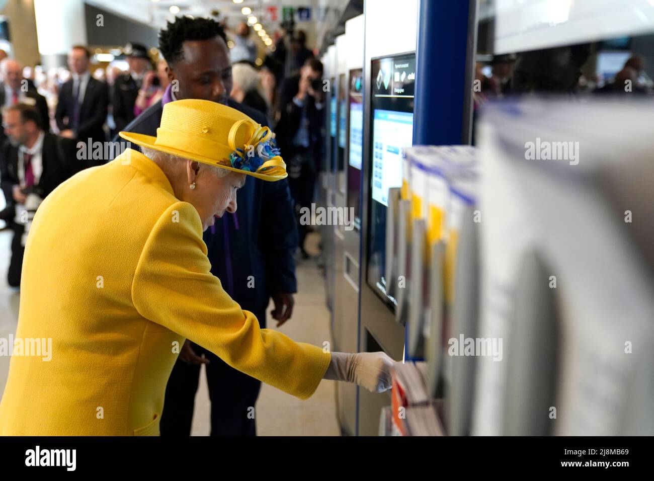 Queen Elizabeth II using a oyster card machine at Paddington station in London, to mark the completion of London's Crossrail project. Picture date: Tuesday May 17, 2022. Stock Photo