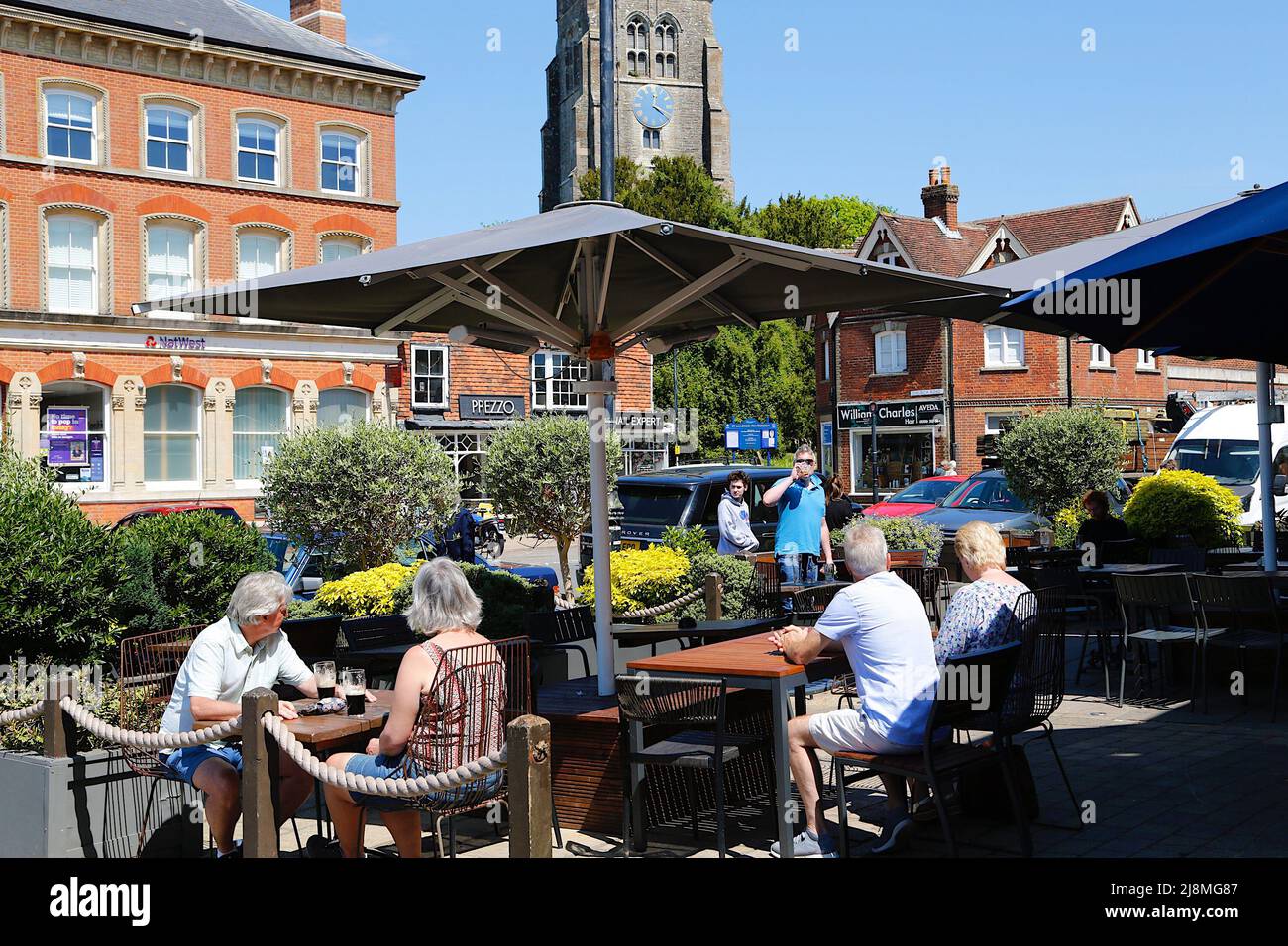 Tenterden, Kent, UK. 17 May, 2022. UK Weather: Sunny afternoon in the Kent town of Tenterden as temperatures are expected to reach the mid twenties. Busy pub quenching the thirst of punters on a hot day. People eating and drinking outside. Photo Credit: Paul Lawrenson /Alamy Live News Stock Photo