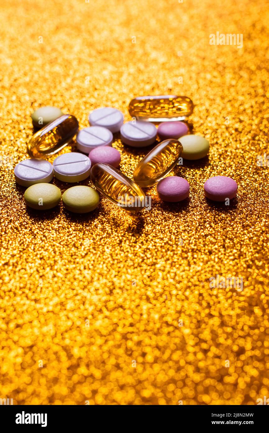 Shiny golden background hi-res stock photography and images - Alamy