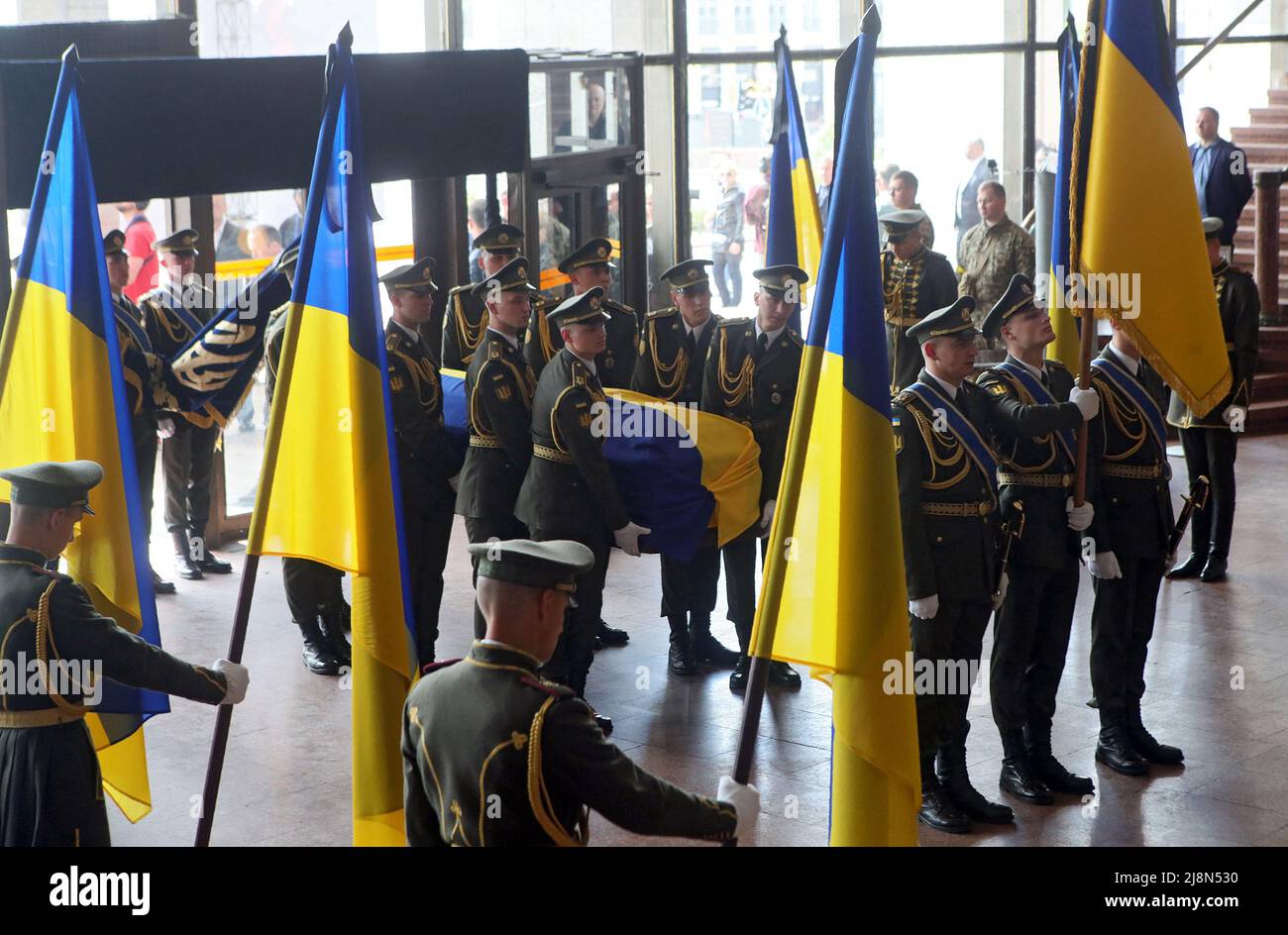 Ukrainian servicemen carry the coffin hi-res stock photography and ...
