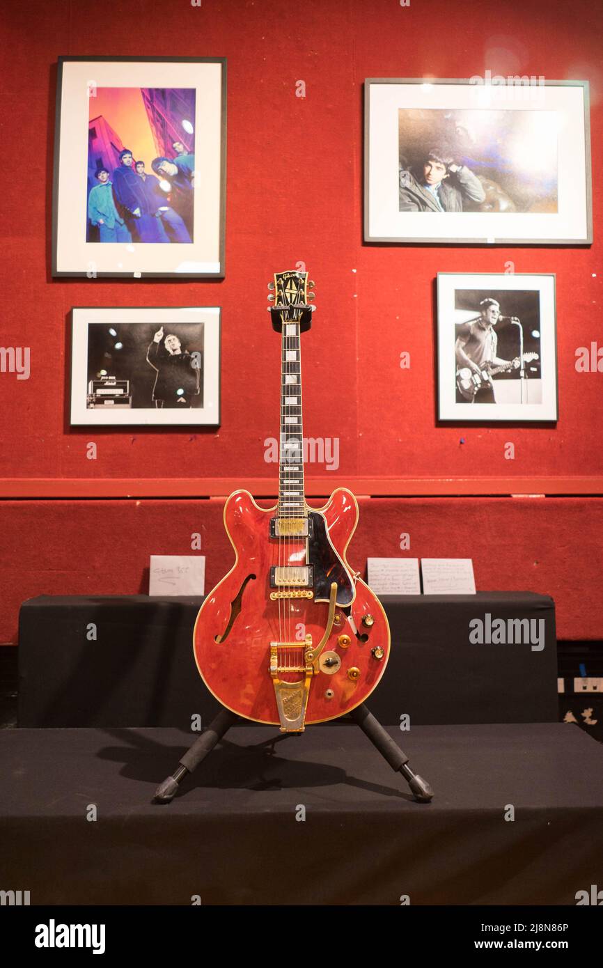 May 17, 2022, Paris, France, France: Bruno Levesque / IP3 Paris France 17  Mai 2022.Illustration Hotel Drouot Avant la Vente aux encheres rock,  exposition de la guitare Gibson ES-355 de Noel Gallagher