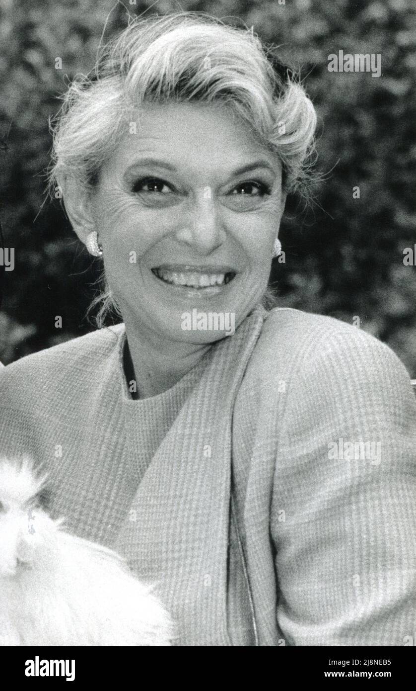 Anne Bancroft,  American actress, poses during a photo call in London, England on June 26, 1990. Stock Photo