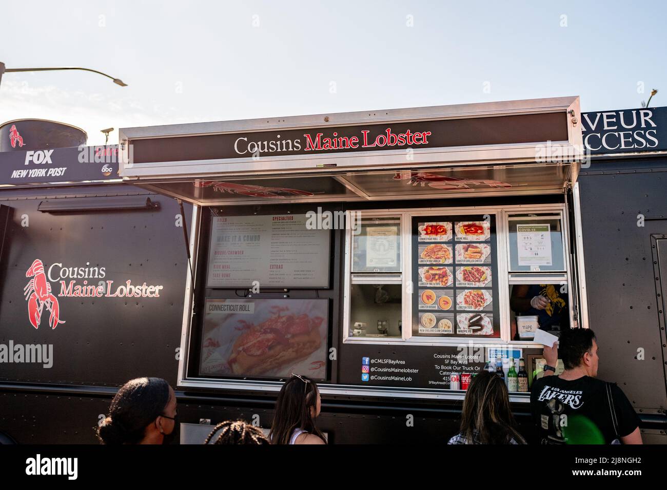 side-view-of-cousins-maine-lobster-food-truck-in-san-ramon-california