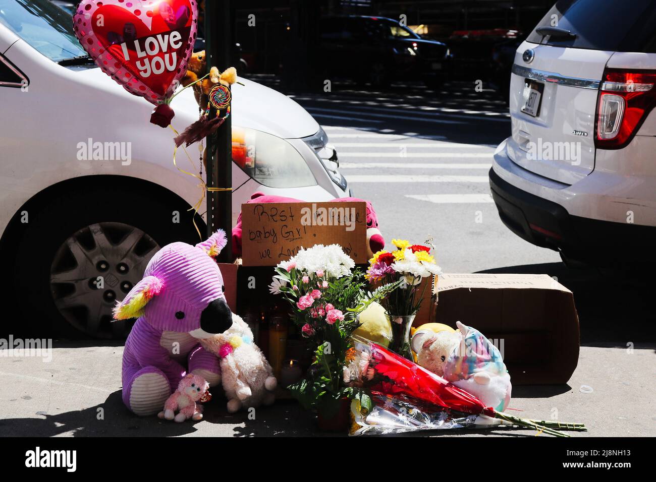 Sidewalk Memorial for 11-Year-Old Killed in Shooting, New York, NY USA Stock Photo