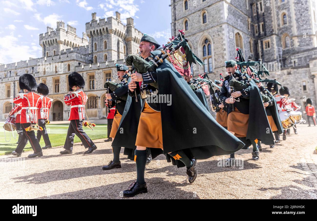 Pipers of the 1st battalion Irish guards march into the Quadrangle of Windsor Castle where new regimental colours were presented to the regiment by the Duke of Cambridge.. Picture date: Tuesday May 17, 2022. Stock Photo