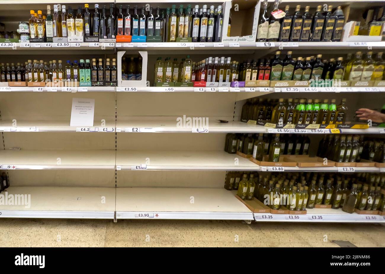 17/05/2022 Empty shelves of cooking oil at a Tesco in London today  Global supply shortages and soaring costs have pushed supermarkets i Stock Photo