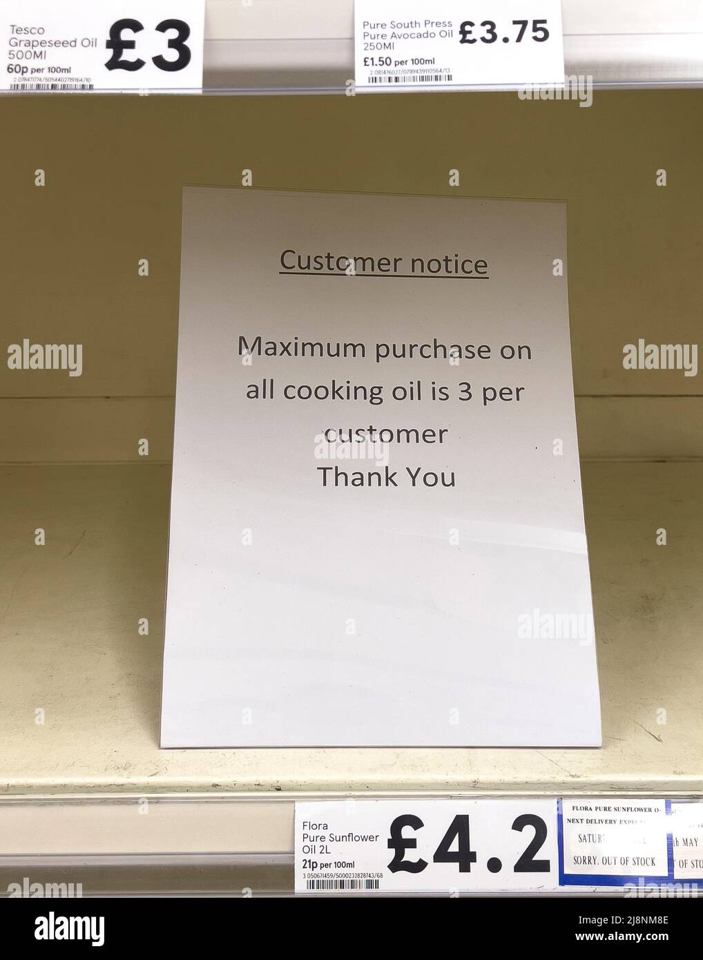 17/05/2022 Empty shelves of cooking oil at a Tesco in London today  Global supply shortages and soaring costs have pushed supermarkets i Stock Photo
