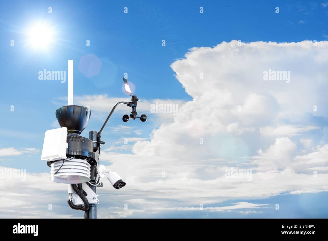 Automatic weather station, with a weather monitoring system and video