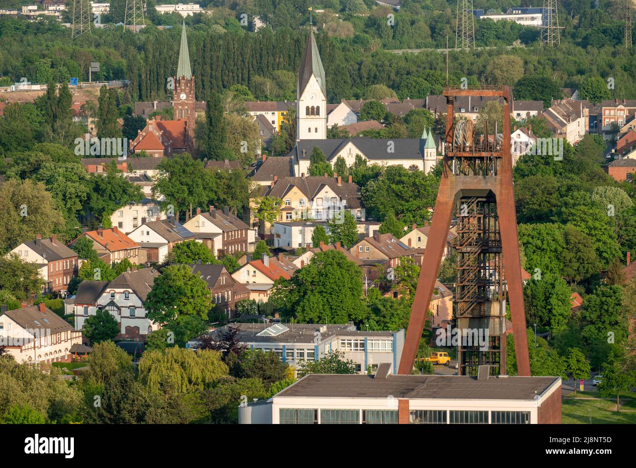 Housing estate in the countryside, terraced houses, apartment buildings, parts of former mining estate in Recklinghausen-Hochlarmark, winding tower of Stock Photo