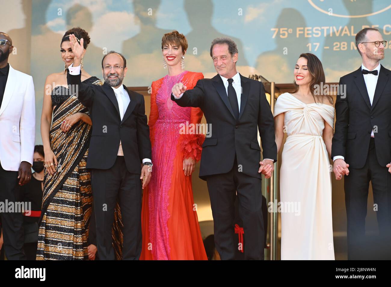 Cannes, France. 17th May, 2022. CANNES, FRANCE. May 17, 2022: Indian actress Deepika Padukone, Iranian film director Asghar Farhadi, British actress Rebecca Hall, French actor and Cannes jury president Vincent Lindon, Swedish actress Noomi Rapace & Norwegian film director Joachim Trier at the Premiere of Final Cut at the Gala Opening of the 75th Festival de Cannes. Picture Credit: Paul Smith/Alamy Live News Stock Photo