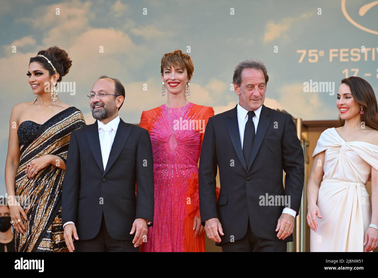 Cannes, France. 17th May, 2022. CANNES, FRANCE. May 17, 2022: Indian actress Deepika Padukone, Iranian film director Asghar Farhadi, British actress Rebecca Hall, French actor and Cannes jury president Vincent Lindon & Swedish actress Noomi Rapace at the Premiere of Final Cut at the Gala Opening of the 75th Festival de Cannes. Picture Credit: Paul Smith/Alamy Live News Stock Photo