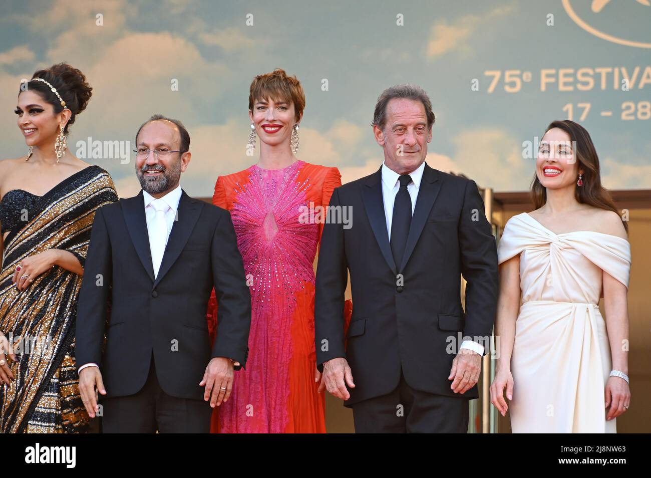 Cannes, France. 17th May, 2022. CANNES, FRANCE. May 17, 2022: Indian actress Deepika Padukone, Iranian film director Asghar Farhadi, British actress Rebecca Hall, French actor and Cannes jury president Vincent Lindon & Swedish actress Noomi Rapace at the Premiere of Final Cut at the Gala Opening of the 75th Festival de Cannes. Picture Credit: Paul Smith/Alamy Live News Stock Photo