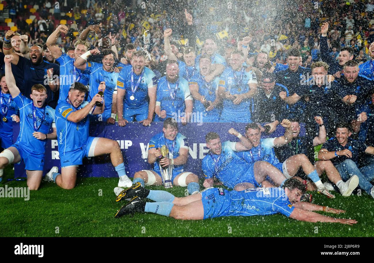 Worcester Warriors celebrate winning the Premiership Rugby Cup final at the Brentford Community