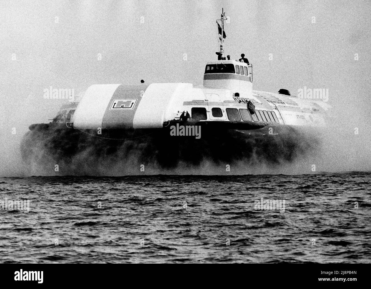 AJAXNETPHOTO. SEPTEMBER, 1969. SOLENT, ENGLAND. - VOSPER VT1-001 SEMI AMPHIBIOUS HOVERCRAFT ON SEA TRIALS. THE 90 TON AIR-CUSHION CRAFT BUILT  AT VOSPER'S PORTCHESTER WORKS CAN CARRY 10 CARS AND 146 PASSENGERS OR ONLY 270 PASSENGERS WITH A RANGE OF 320 NMILES AT A SPEED OF 40KNOTS.  PHOTO:JONATHAN EASTLAND/AJAX REF:356946 21A 4 Stock Photo