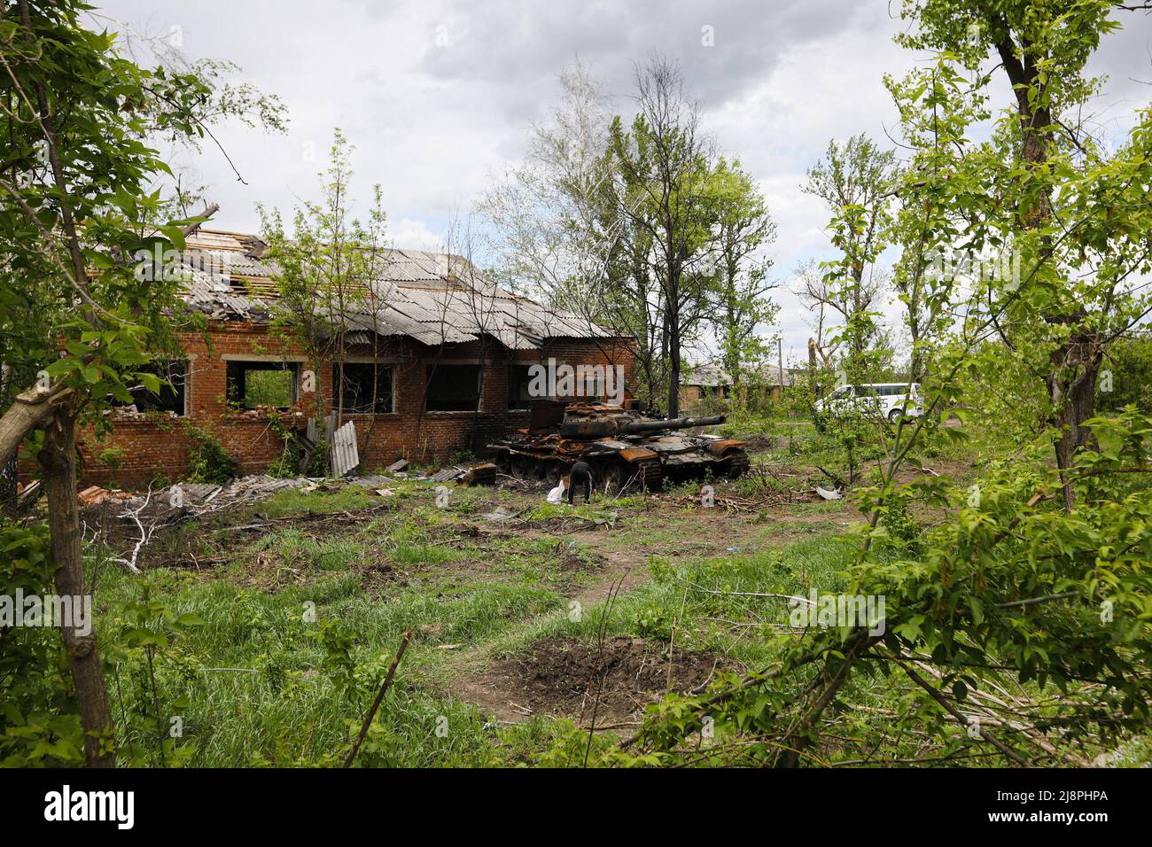 Biskvitne, Ukraine. 16th May, 2022. A destroyed Russian tank in the village of Biskvitne. Ukrainian and Western officials say Russia is withdrawing forces around Kharkiv, Ukraine's second-largest city, suggesting it may redirect troops to Ukraine's southeast. Credit: SOPA Images Limited/Alamy Live News Stock Photo