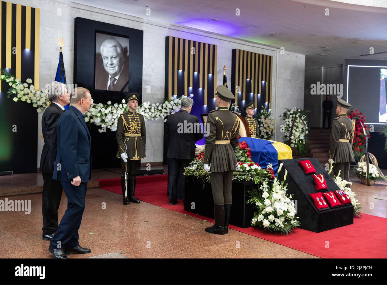 Kyiv, Ukraine. 17th May, 2022. Presidents of Ukraine of previous years Viktor Yushchenko (L) and Leonid Kuchma (L2), attend during the farewell ceremony. The first president of independent Ukraine, Leonid Kravchuk said goodbye in Kyiv. The farewell ceremony took place in the 'Ukrainian House', located on the European Square in the center of the capital. Credit: SOPA Images Limited/Alamy Live News Stock Photo
