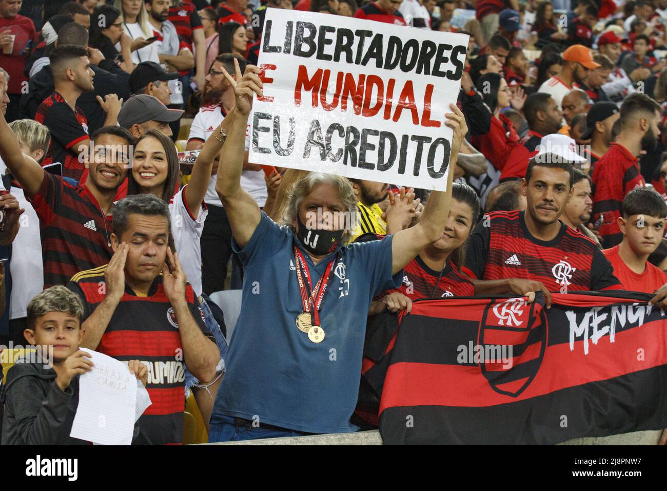 Rio de Janeiro, Rio de Janeiro, Brasil. 17th May, 2022. Libertadores Soccer Cup - Group Stage: Flamengo vs Universidad Catolica. May 17, 2022, Rio de Janeiro, Brazil: Soccer match between Flamengo and Universidad Catolica (Chile), valid for the 5th round of Group H the Libertadores Soccer Cup, held at Maracana stadium, in Rio de Janeiro, on Tuesday (17). Flamengo team won the match 3-0, with goals scored by Willian Arao, Everton Ribeiro and Pedro. Credit: Erica Martin/Thenews2 (Credit Image: © Erica Martin/TheNEWS2 via ZUMA Press Wire) Stock Photo