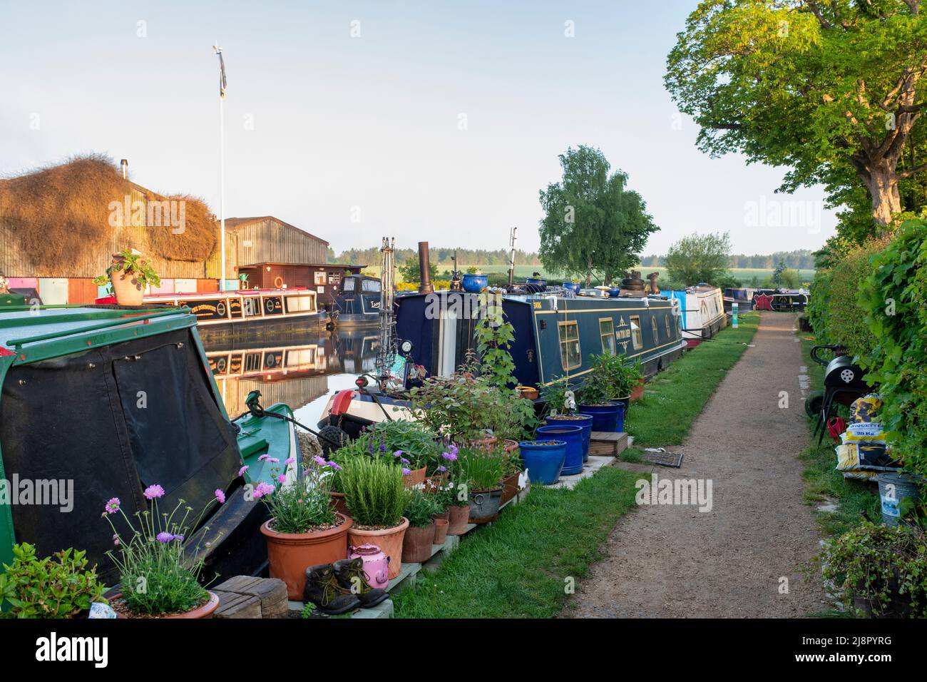 Canal boats on the oxford canal in the early morning spring sunlight. Thrupp, Oxfordshire, England Stock Photo
