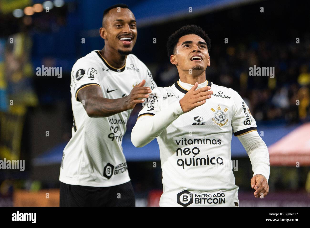 Du Queiroz (R) of Corinthians celebrates a goal during the Copa Conmebol  MEBOL Libertadores 2022 match between Boca Juniors and Corinthians at  Estadio Alberto J. Armando.Final score; Boca Juniors 1:1 Corinthians (Photo