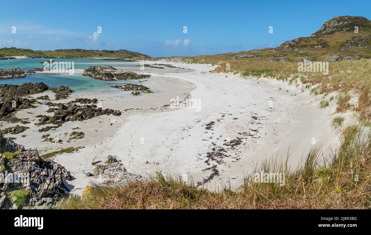 Beautiful white sandy beach near the Strand between the Isles of Oronsay (on left) and Colonsay (on the right), Scotland, UK Stock Photo