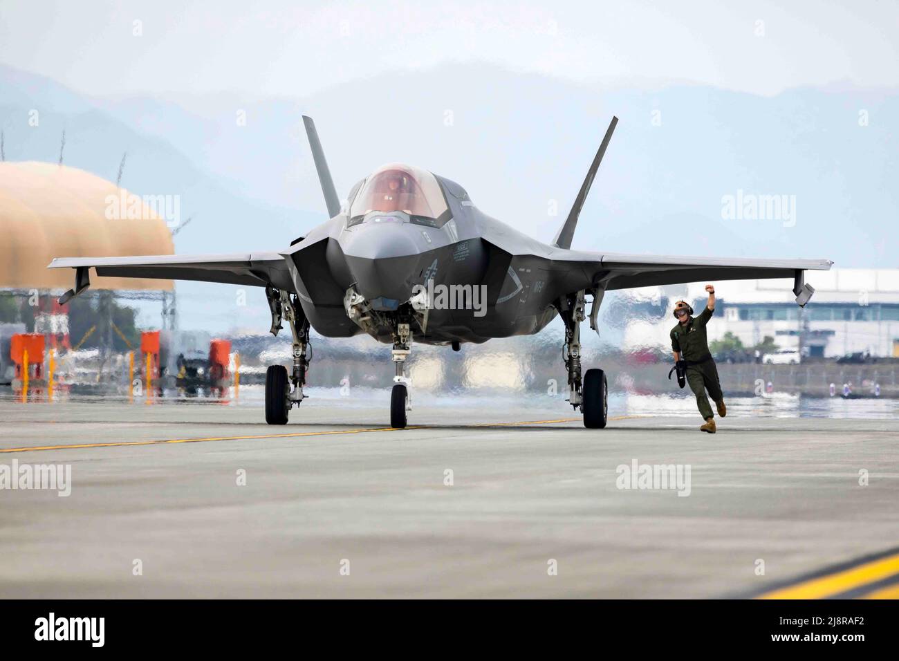 MCAS Iwakuni, Yamaguchi, Japan. 27th Apr, 2022. A U.S. Marine Corps F-35B Lightning II aircraft with Marine Fighter Attack Squadron (VMFA) 121 arrives at Marine Corps Air Station Iwakuni, Japan, April 27, 2022. VMFA-121 is the first permanently forward deployed F-35B squadron and provides a variety of mission sets throughout the Indo-Pacific region. (U.S. Marine Corps photo by Sgt. Jackson Ricker) Credit: U.S. Marines/ZUMA Press Wire Service/ZUMAPRESS.com/Alamy Live News Stock Photo
