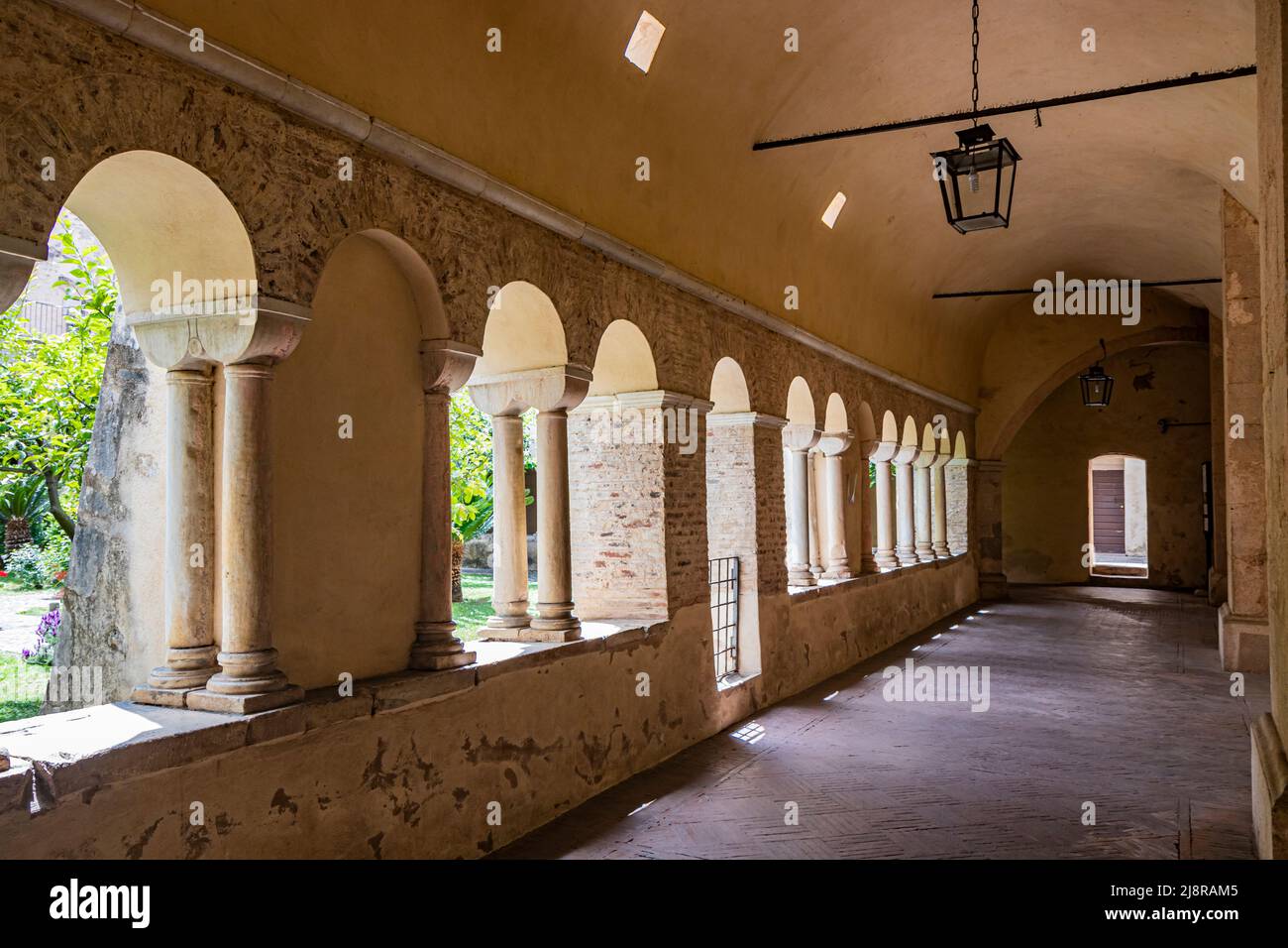 May 1, 2022 - Priverno, Latina, Lazio, Italy - The Fossanova Abbey. The cloister with its splendid colonnade, portico and barrel vaults. Twilight, sol Stock Photo