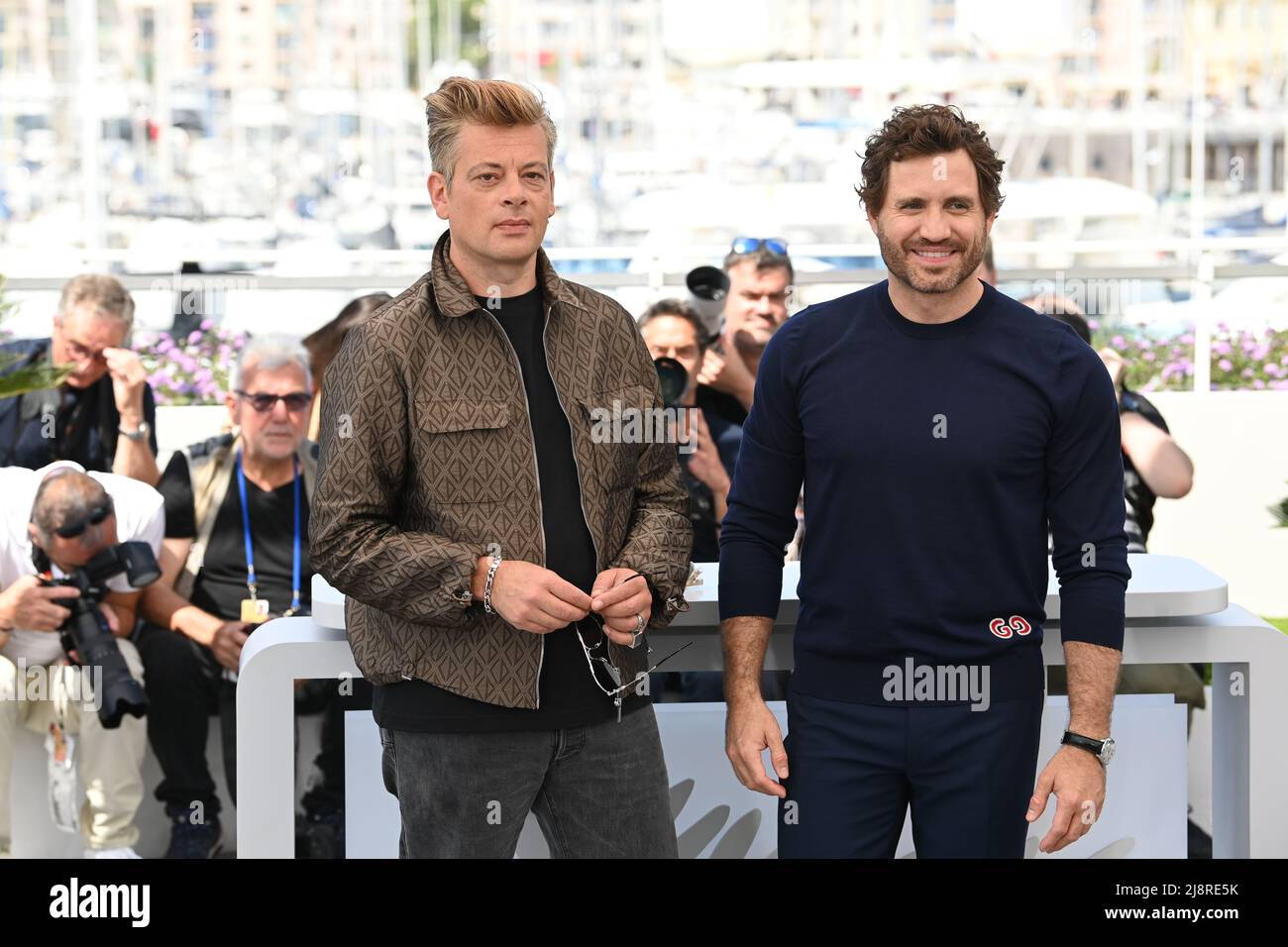 Benjamin Biolay and Edgar Ramirez at the Un Certain Regard jury photocall during the 75th Cannes Film Festival in Cannes, France. Picture date: Wednesday May 18, 2022. Stock Photo