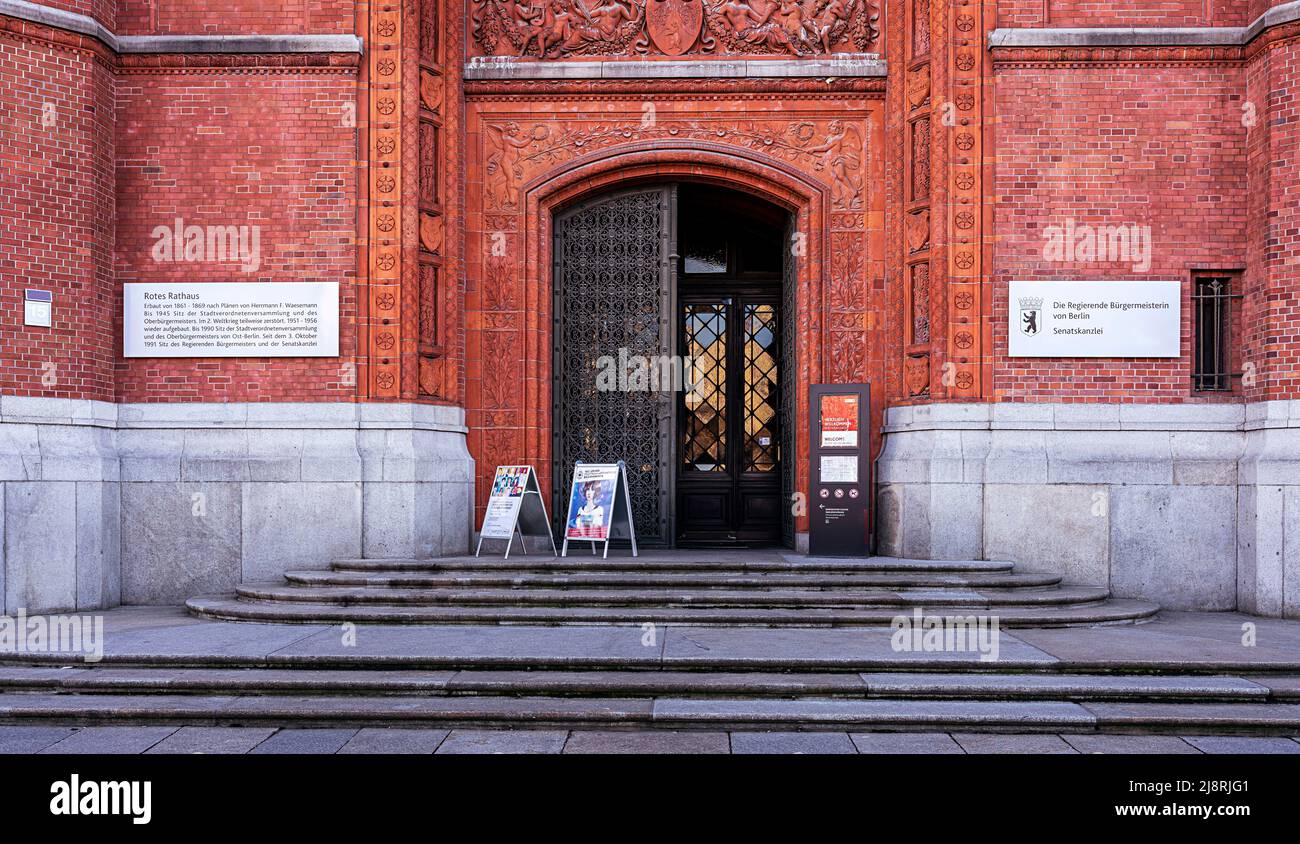 Eingang zum Roten Rathaus am Alexanderplatz Stock Photo