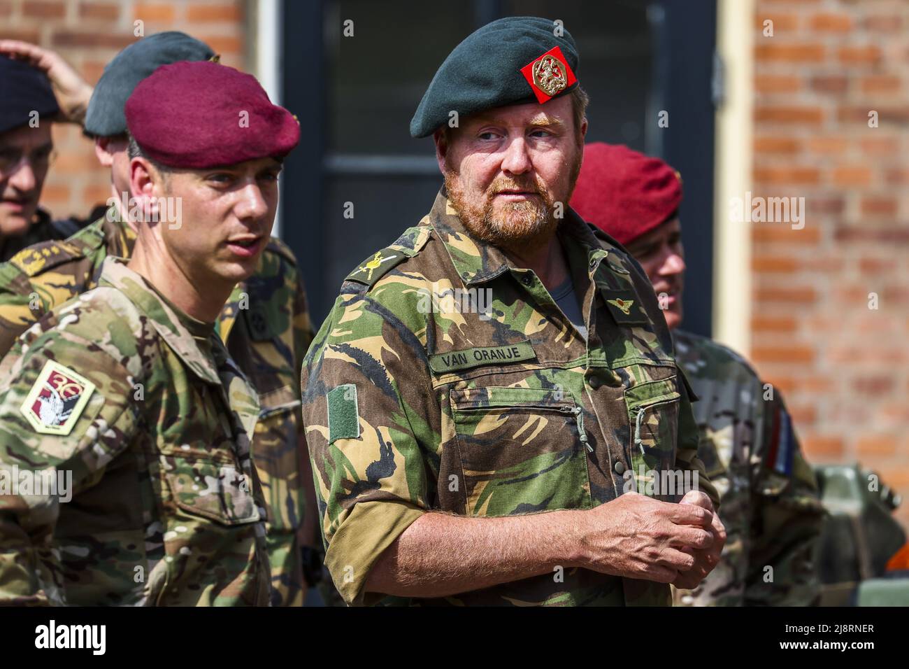 2022-05-18 11:09:01 SCHAARSBERGEN - King Willem-Alexander during a working  visit to the Airmobile Brigade of the Army in Schaarsbergen. The king  attends an exercise by soldiers preparing for deployment on NATO territory