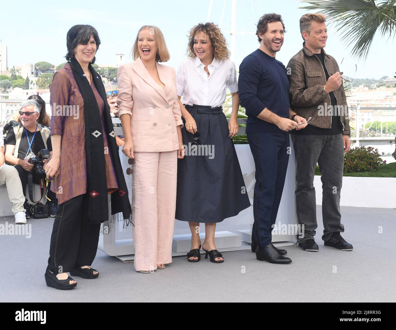 Cannes, France. 18th May, 2022. American director Debra Granik, Polish actress Joanna Kulig, Italian actress Valeria Golino, Venezuelean actor Edgar Ramirez and French singer Benjamin Biolay, attend the Un Certain Regard jury photo call at Palais des Festivals at the 75th Cannes Film Festival, France on Wednesday, May 18, 2022. Photo by Rune Hellestad/ Credit: UPI/Alamy Live News Stock Photo